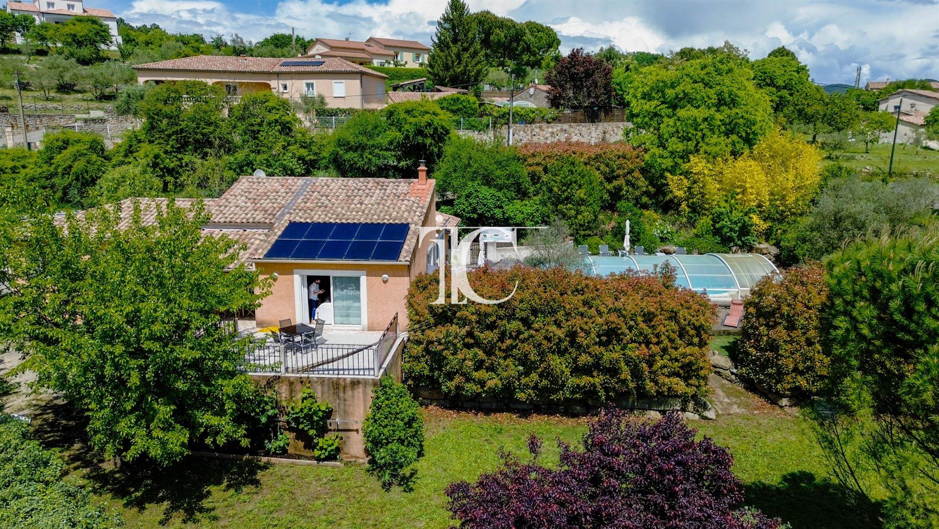 185 m² single-storey villa with pool and spa 