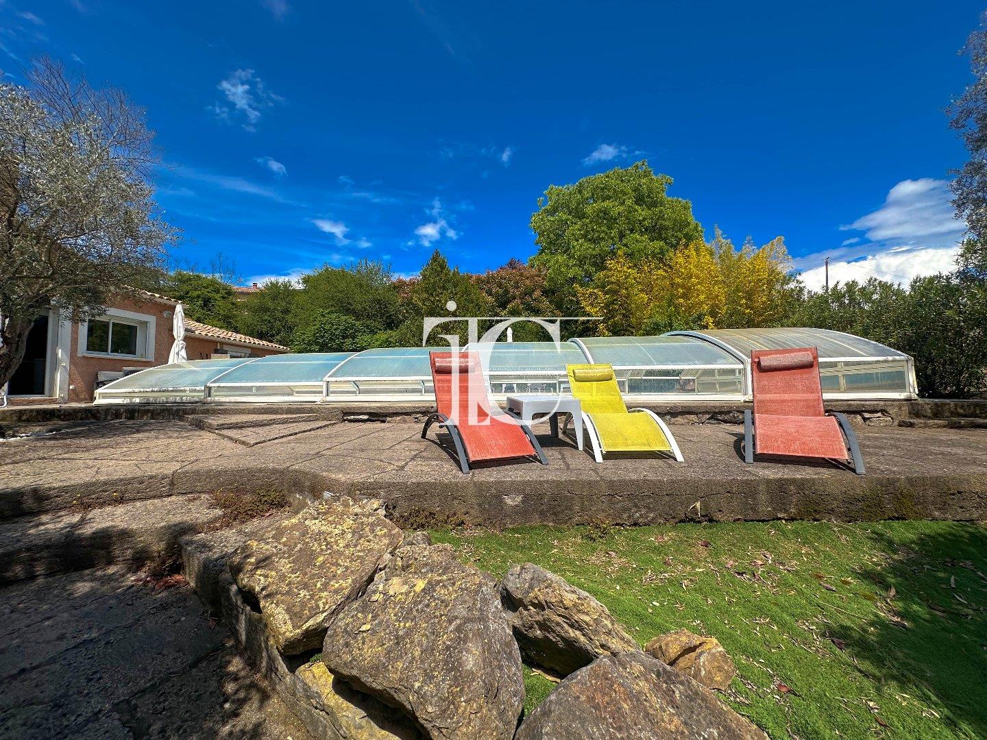 185 m² single-storey villa with pool and spa 