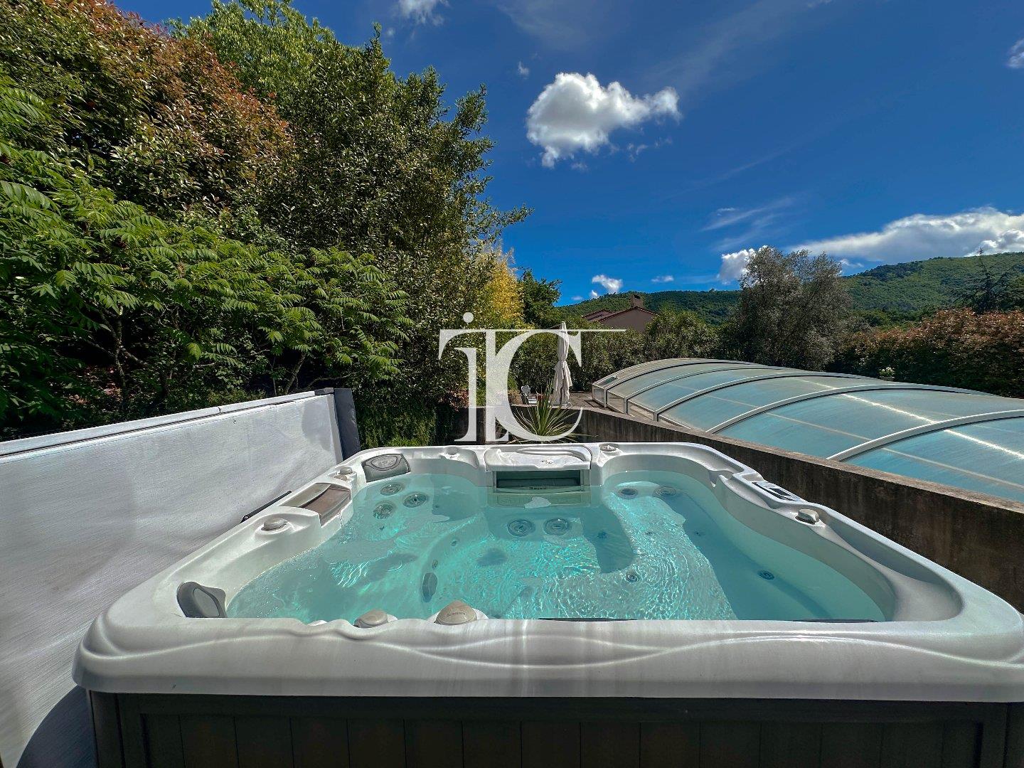 185 m² single-storey villa with pool and spa 