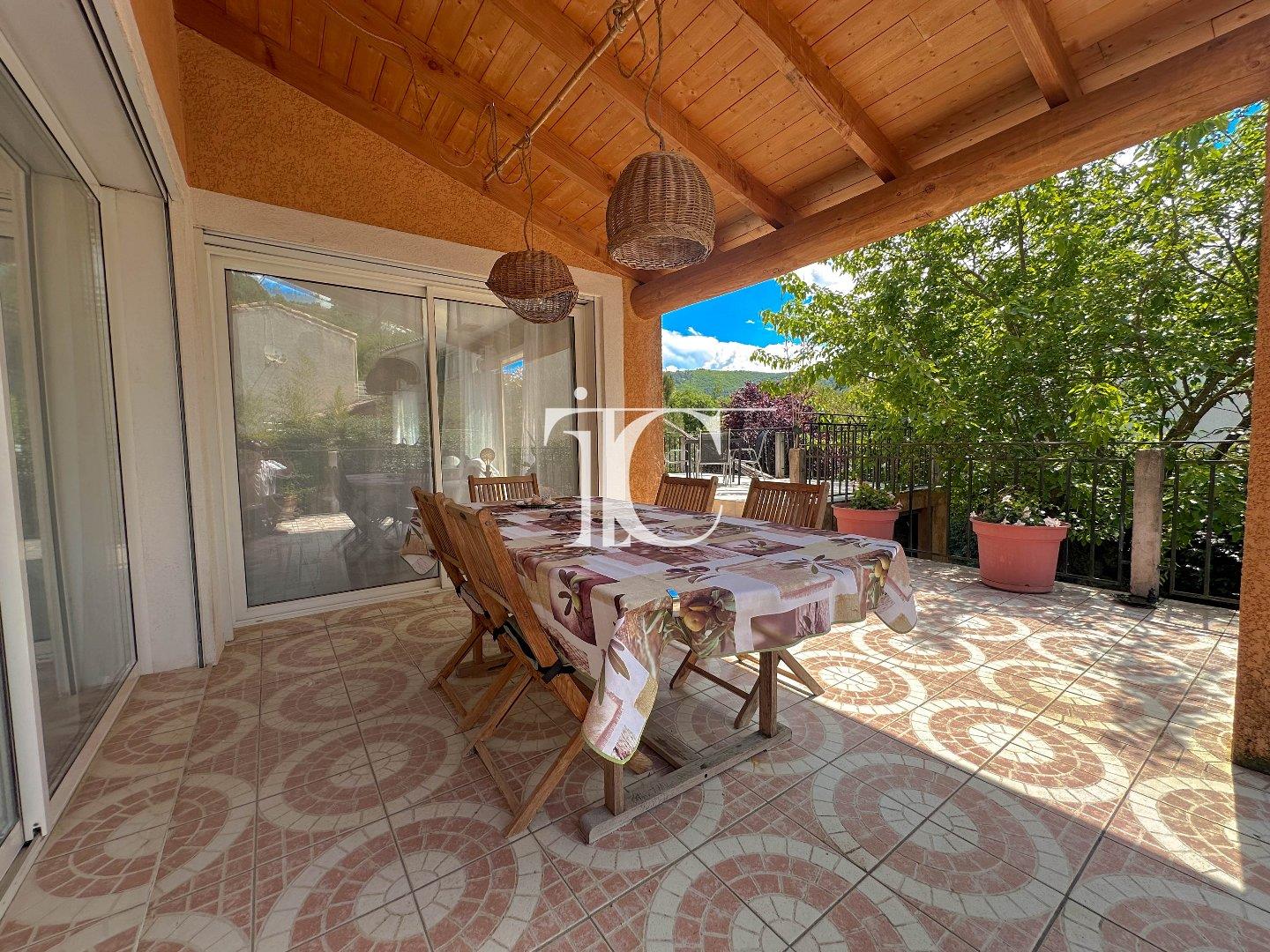 185 m² single-storey villa with pool and spa 