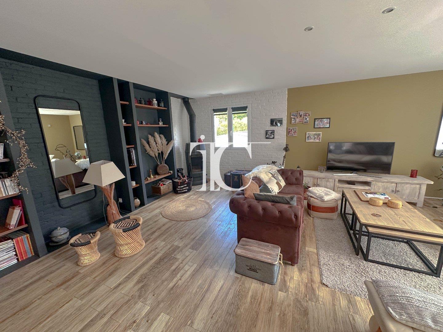 185 m² single-storey villa with pool and spa 