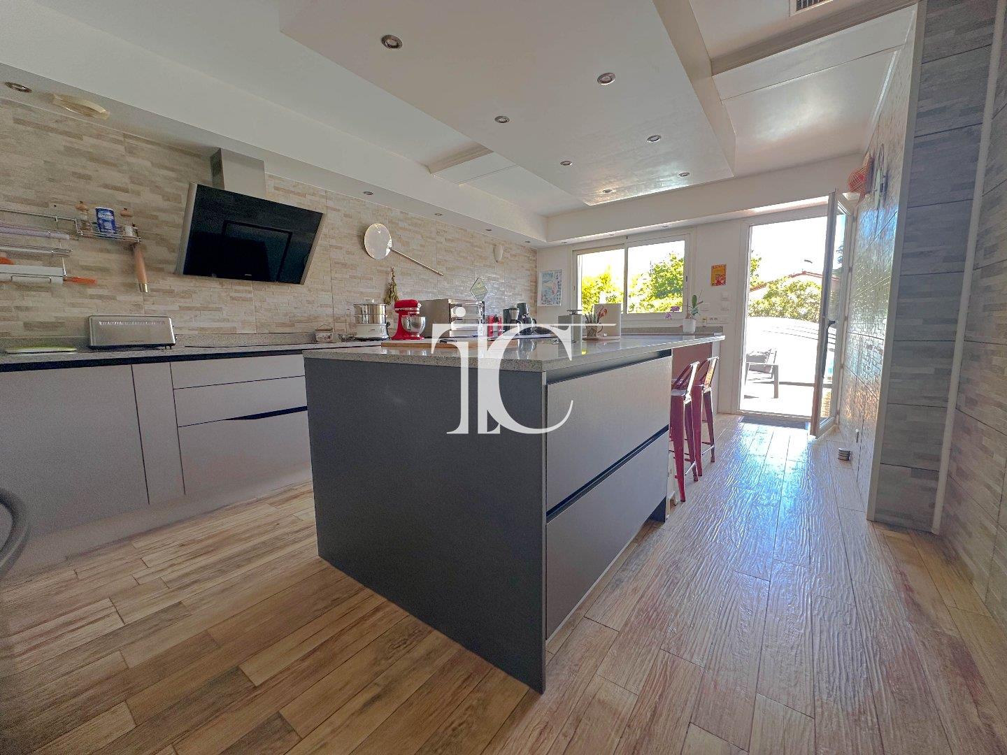 185 m² single-storey villa with pool and spa 