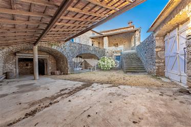 Beautiful Character Farmhouse With Courtyard And Parking Space, 791M² Of Land