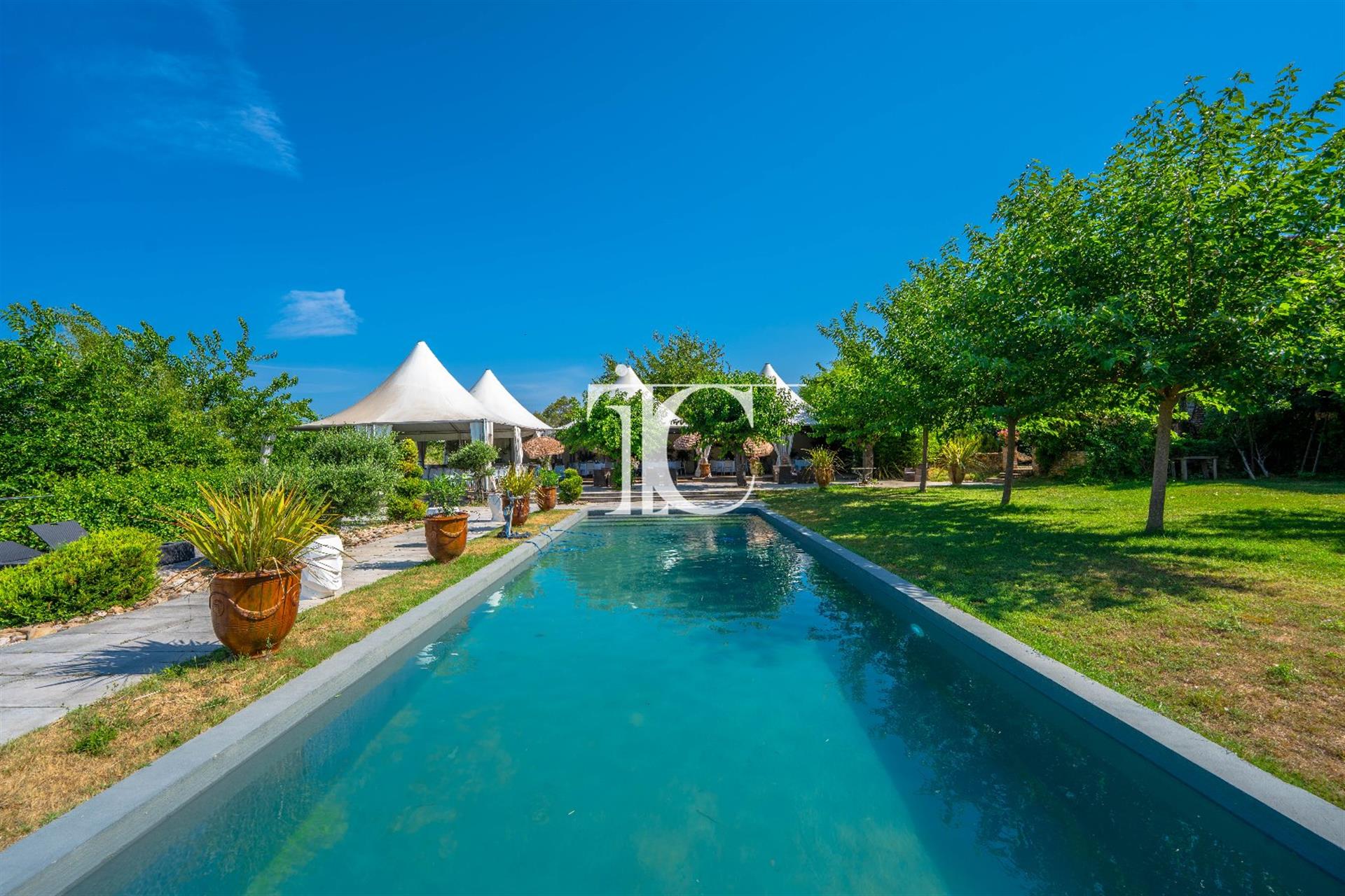 Exceptional 18th-century property with 4.4 hectares of land.