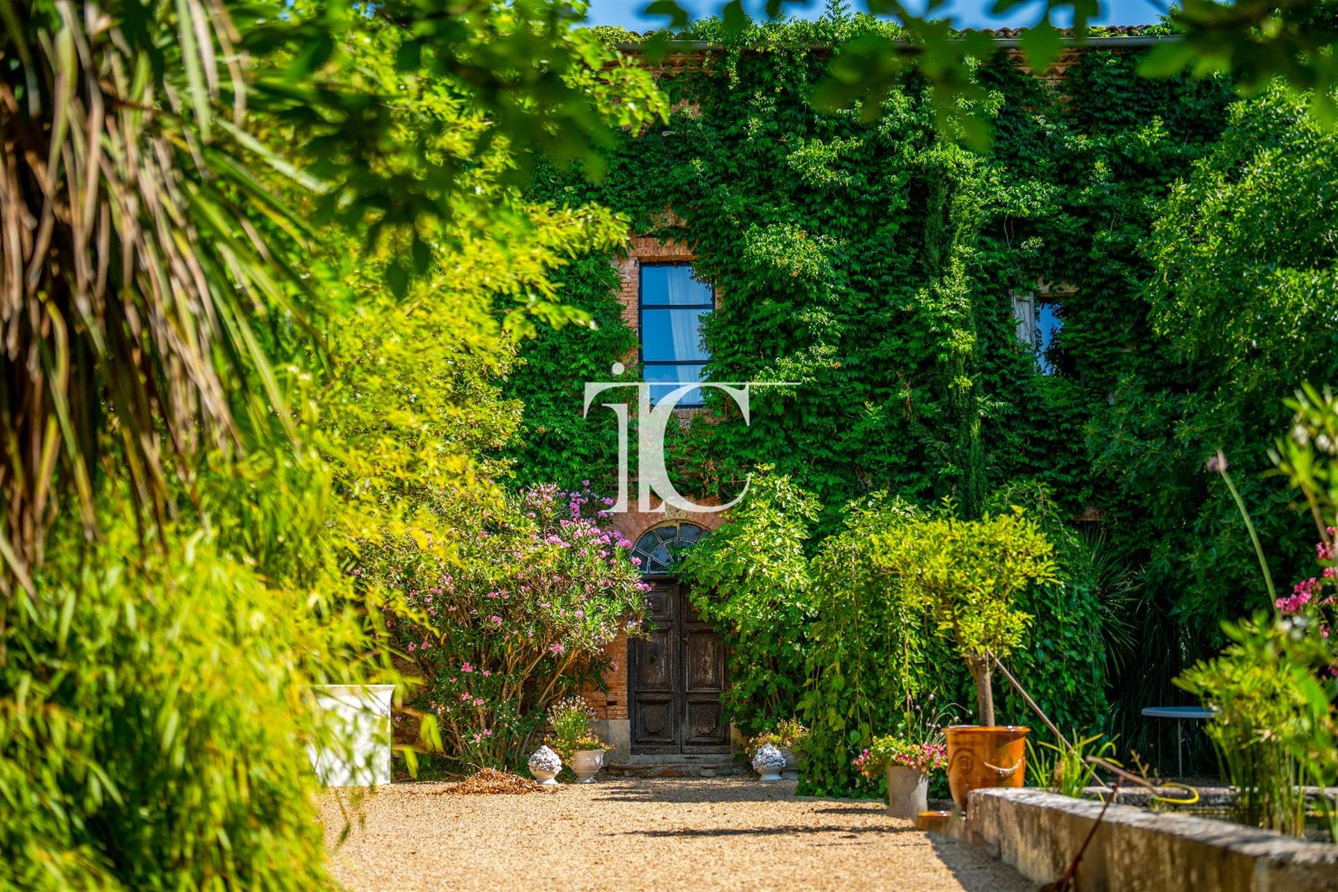 Exceptional 18th-century property with 4.4 hectares of land.