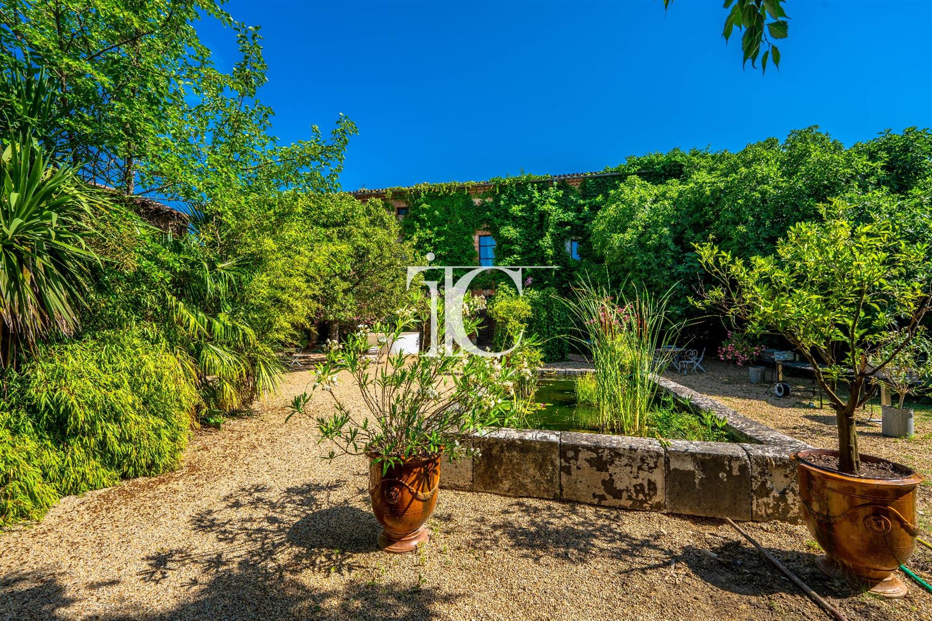 Exceptional 18th-century property with 4.4 hectares of land.