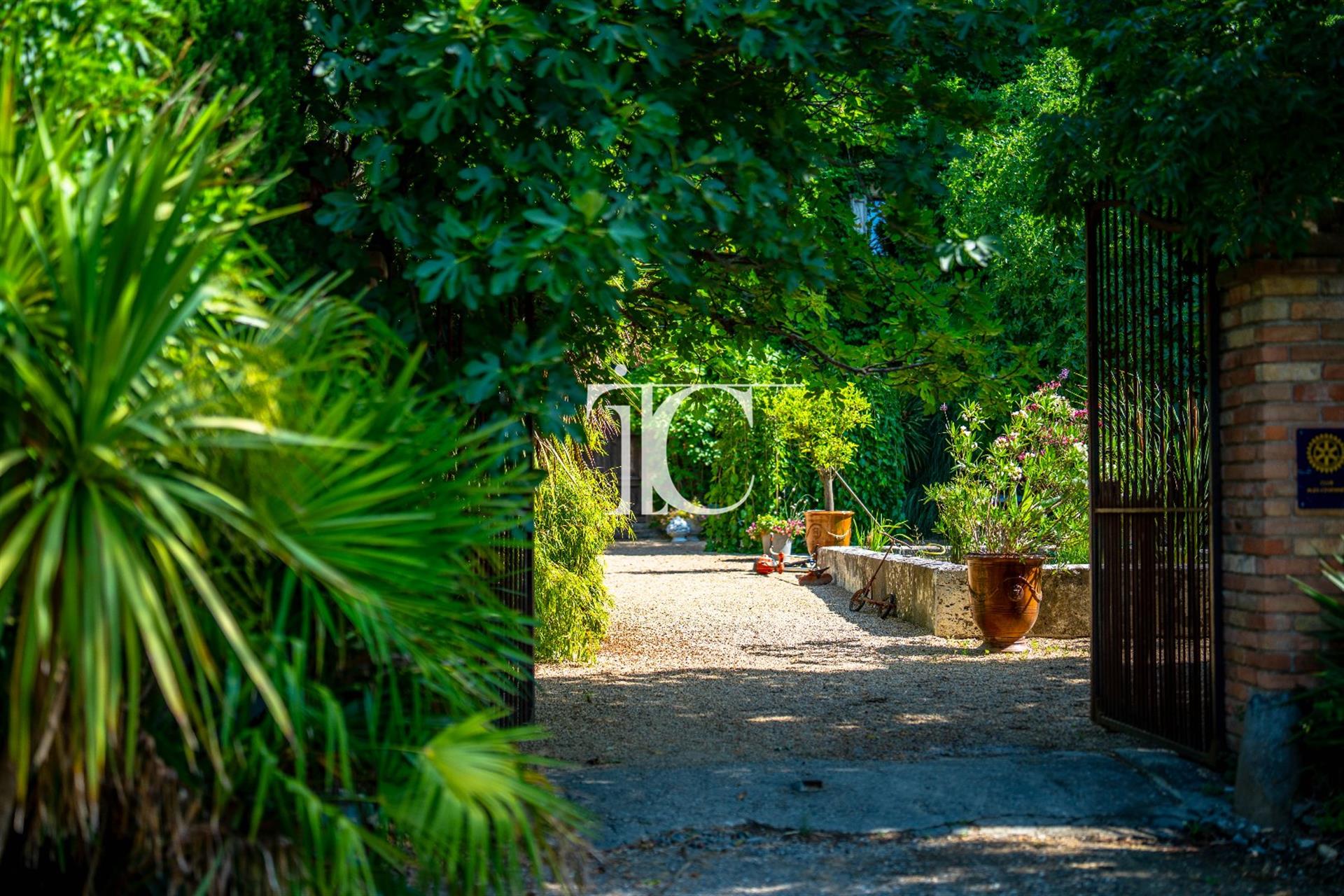 Exceptional 18th-century property with 4.4 hectares of land.