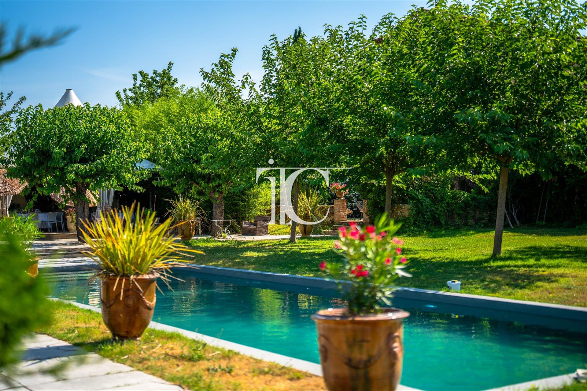 Exceptional 18th-century property with 4.4 hectares of land.