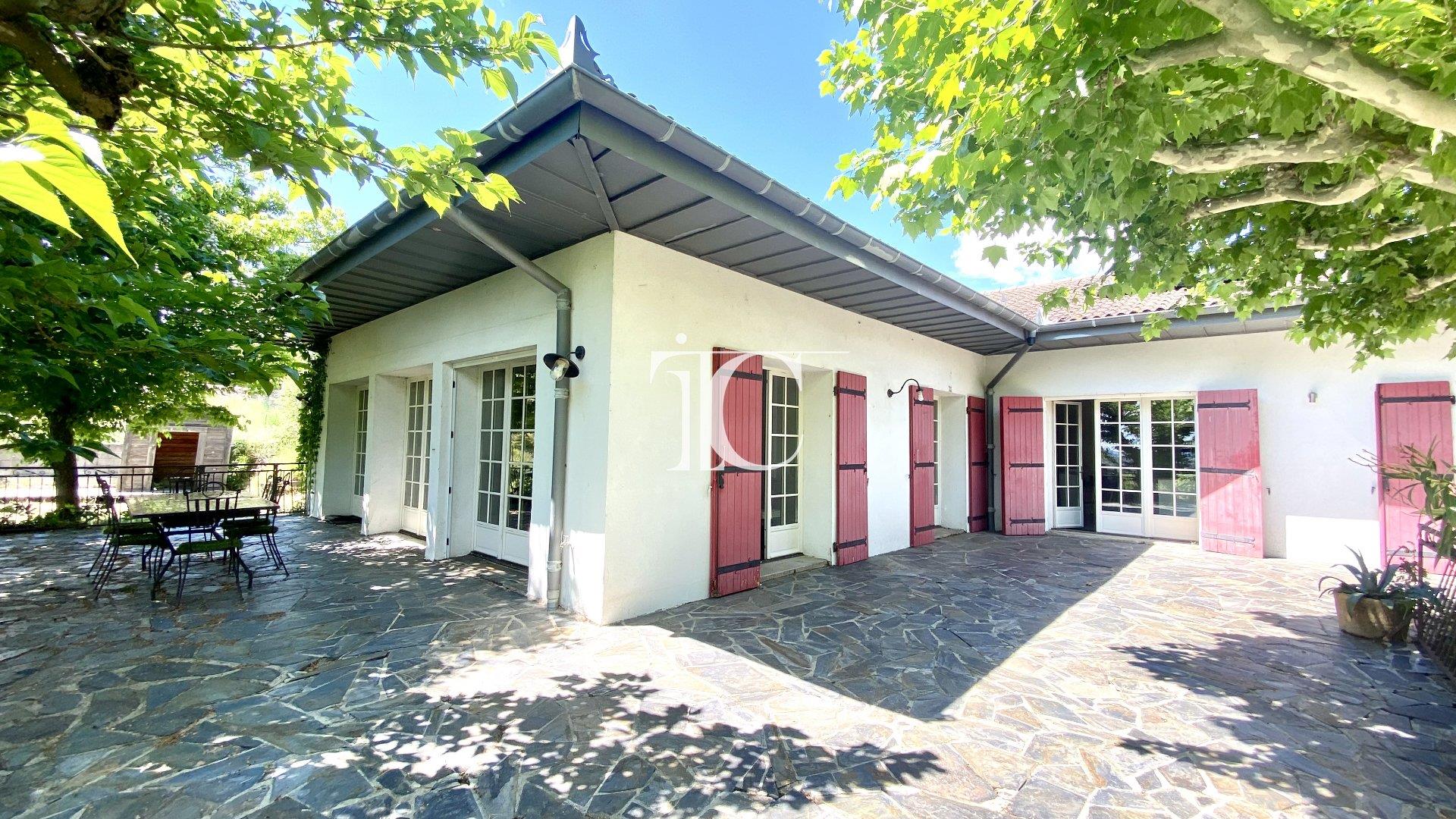 Single storey villa 264M2 with view, 4 bedrooms + 1 gîte, swimming pool, terrace, on 2696M2