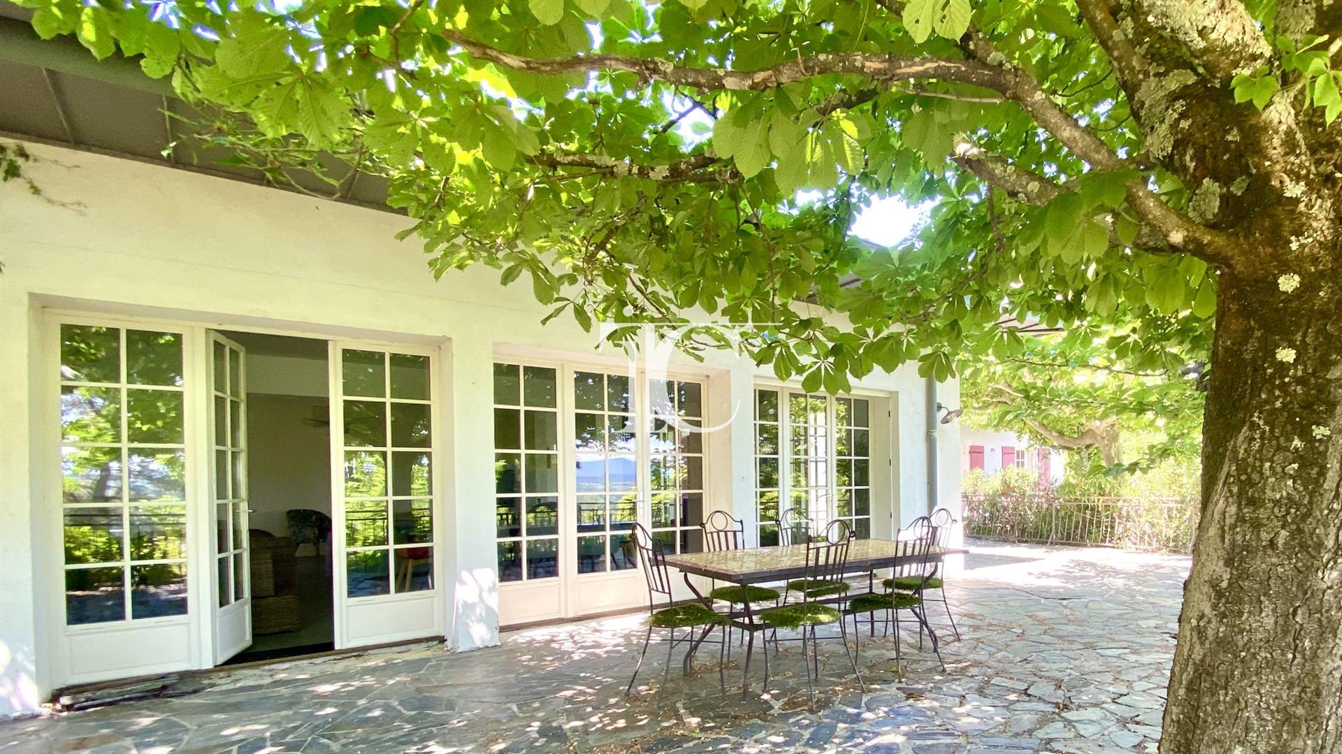 Single storey villa 264M2 with view, 4 bedrooms + 1 gîte, swimming pool, terrace, on 2696M2