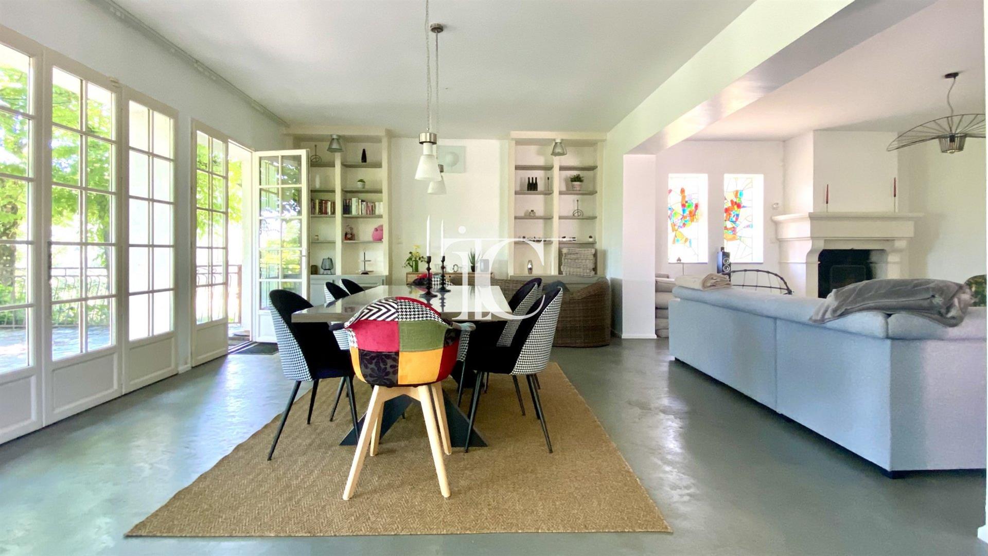 Single storey villa 264M2 with view, 4 bedrooms + 1 gîte, swimming pool, terrace, on 2696M2