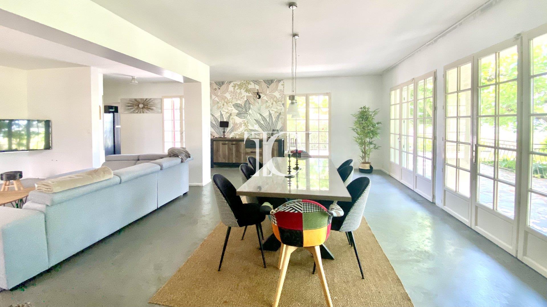 Single storey villa 264M2 with view, 4 bedrooms + 1 gîte, swimming pool, terrace, on 2696M2
