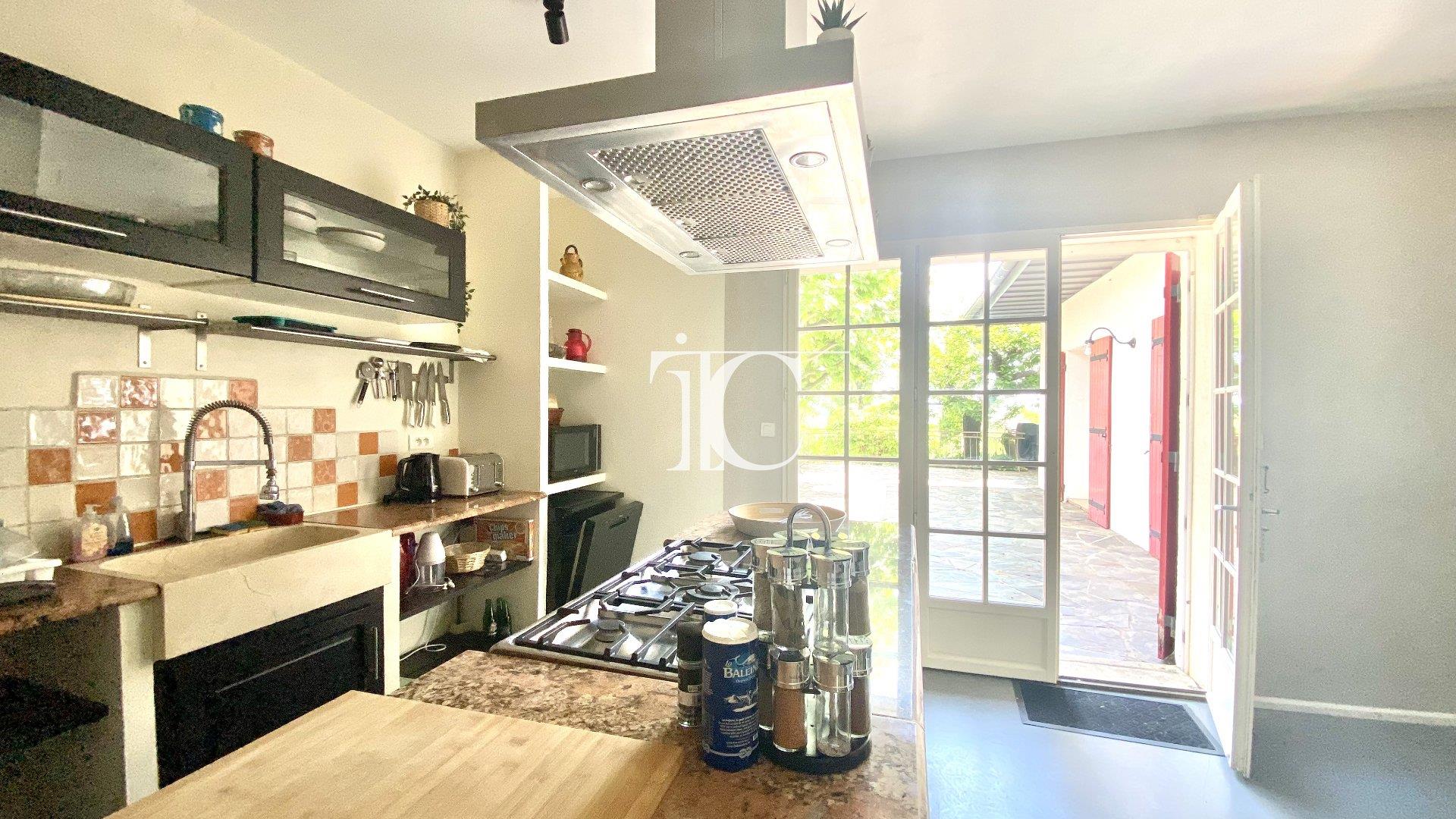 Single storey villa 264M2 with view, 4 bedrooms + 1 gîte, swimming pool, terrace, on 2696M2