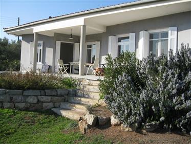 Grecia: La casa de vacaciones en la capa superior en sueño tierra limítrofe Costa del sur de mar, G