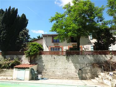 Prix pour vente rapide - grande maison rénovée dans hameau, avec piscine et superbe vue