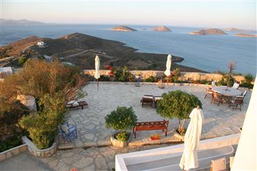 Pentru iubitorii de o mică insulă grecească autentică