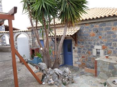 למכירה פרטית: בית כפרי עם דירה מופרדים בחלקה הדרומי של חצי האי פלופונסוס (מדבר צרפתית