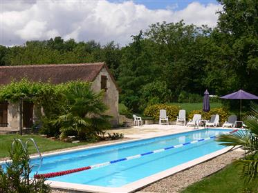 Casa rural con piscina de 20m y hermosos jardines.