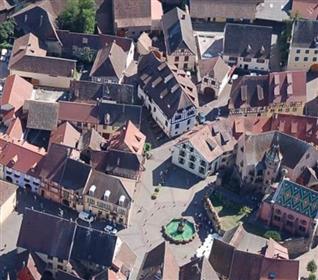 Град Eguisheim 5 км южно от град Колмар F3 в най-красивата село на Франция 2013   