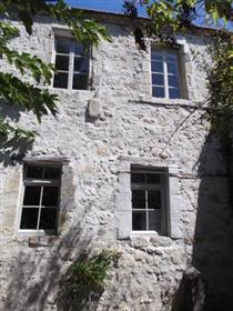 Helt återställd 'maison de bourg' i små historiska Gascon byn