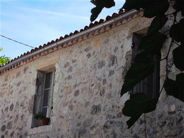 Helt återställd 'maison de bourg' i små historiska Gascon byn
