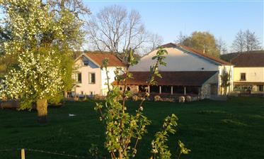 Petit village (ex Moulin) avec 5 maisons, 2 ateliers Stable et Grange