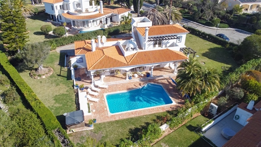 Luxe villa met 3 slaapkamers, verwarmd zwembad en fantastisch uitzicht op zee.