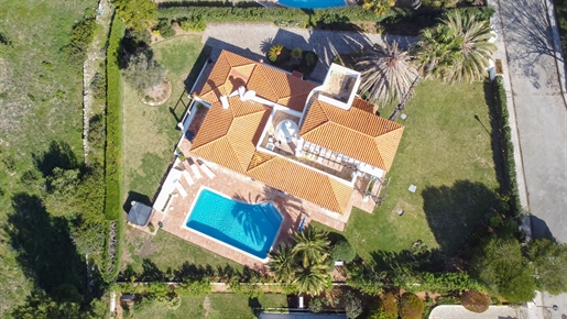Luxe villa met 3 slaapkamers, verwarmd zwembad en fantastisch uitzicht op zee.