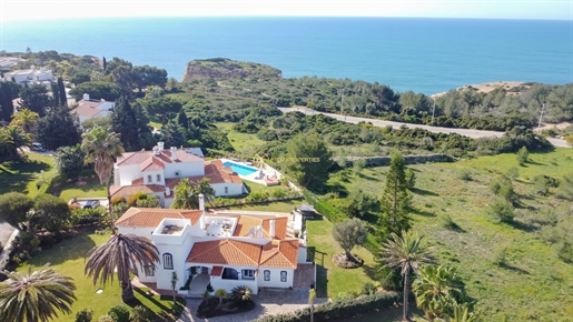 Villa de luxe avec 3 chambres, piscine chauffée et vue fantastique sur la mer.