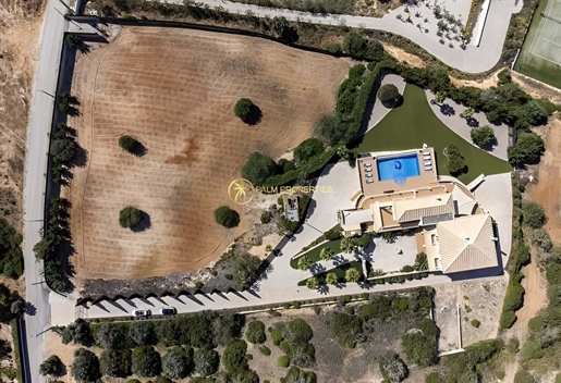 Eindrucksvolle 7-SZ-Villa mit Pool und wunderschönem Meerblick auf großem Grundstück