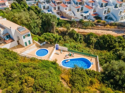 Spacieuse maison de ville de 3 chambres avec piscine commune et vue mer