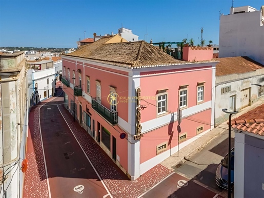 Manor house in the historical center of Lagoa
