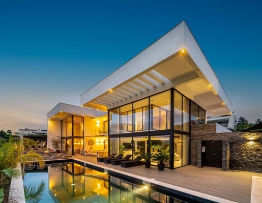 Contemporary 4-bedroom villa with pool and fantastic views