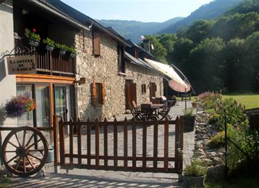 Гостевой дом расположен в национальном парке на дороге к Тур де Франс