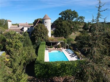Kaunis Château myytävänä Dordogne, Ranska