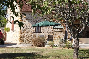 Zrekonštruovaný kamenný dom v pokojnej lokalite