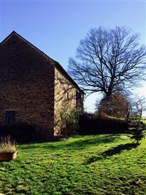 Terra de fazenda de Aveyron e celeiros