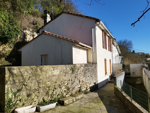Angouleme 16000: T3 townhouse to renovate with garden and outbuilding