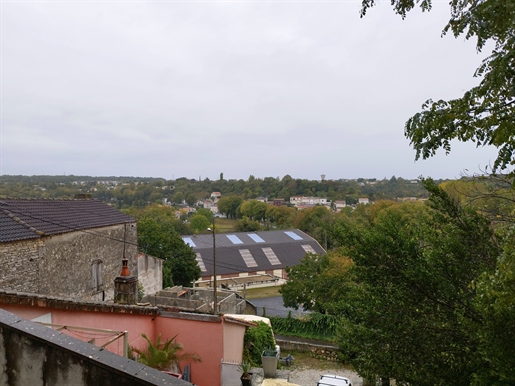 Angouleme 16000: T3 townhouse to renovate with garden and outbuilding