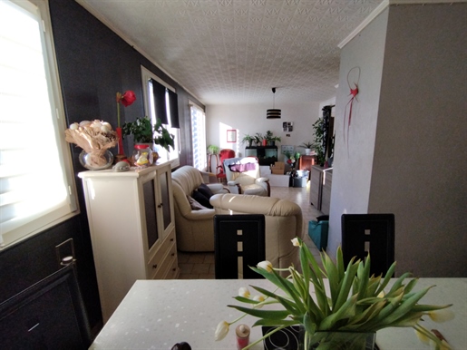 Angouleme (16,000): T4 apartment to renovate with 2 bedrooms and cellar