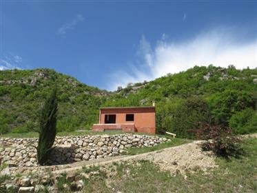Jord med hus til slut i Provence, stort potentiale