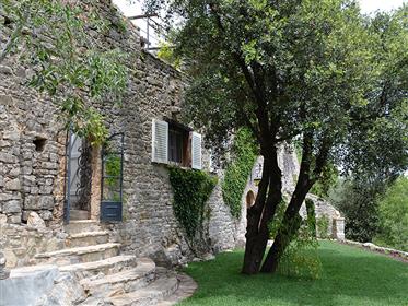 Lindo pequeno mosteiro do século XI em Provence