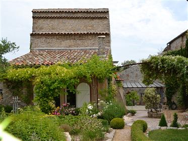 Krásný malý klášter z 11. století v Provence