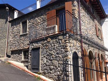 Malý kamenný dom v Lunigiana