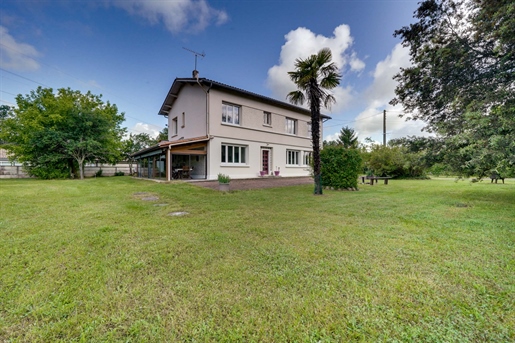9-room house of 218m2 with garages and veranda on plot of 2409m2