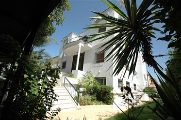 Feeric de sus bine întreţinute villa într-o locaţie privilegiată de Rami Kenitra/Bir, direct de la 