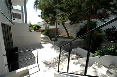 Fortryllende top velholdt villa i en førsteklasses beliggenhed i Kenitra/Bir Rami, direkte fra ejer