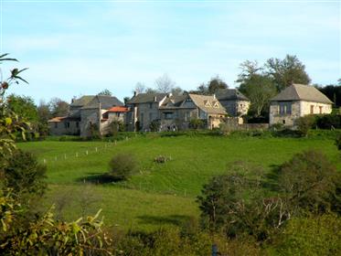 Um vilarejo de 7 edifícios em 11 hectares de terra.   