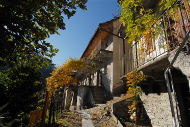 Histórica casa de piedra en la frontera de Italia, Suiza