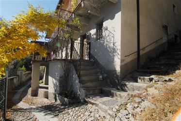 Casa storica in pietra al confine tra Italia, Svizzera
